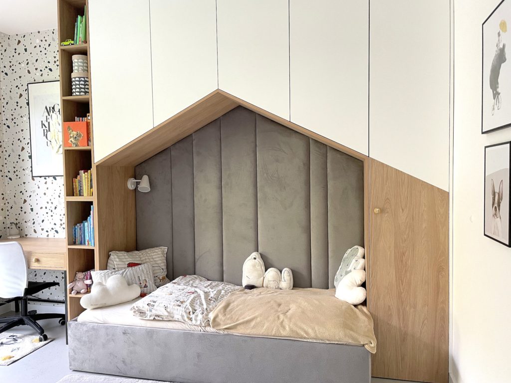 łóżko domek w zabudowie pokój dziecięcy
